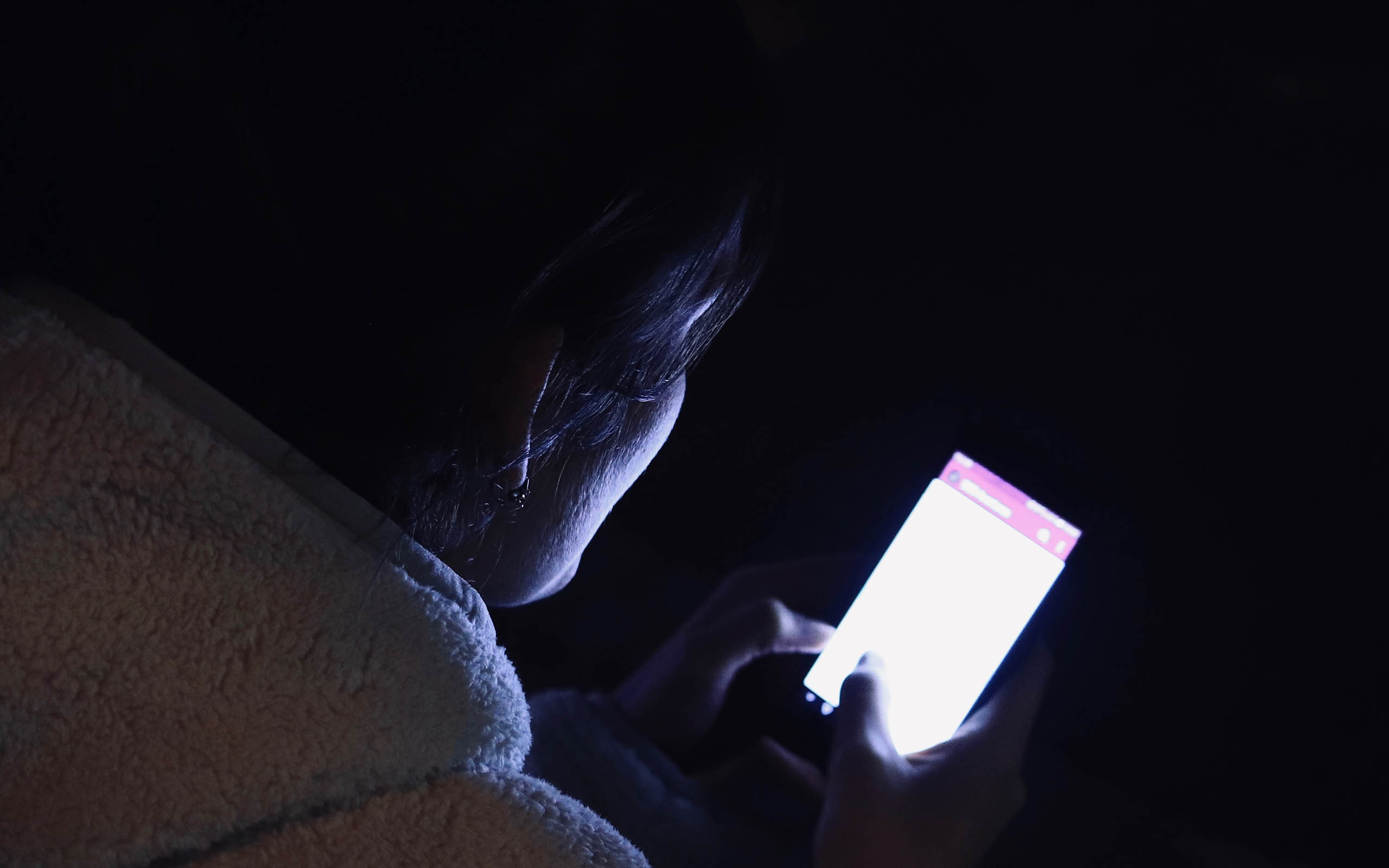 La lumière bleue avec les smartphone & co. : quelles sont les conséquences ?